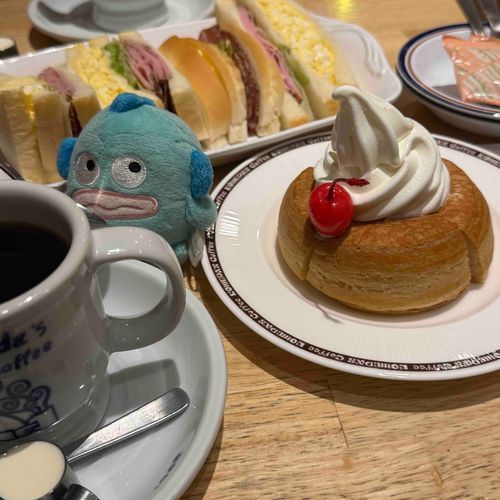 シロノワールおいしそ……あっ！挟まった！抜けられない！