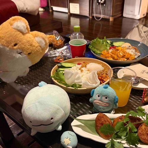 今日はみんなでパーティーだよ。
いつもよりおいしく感じるのは仲間たちと一緒だからかな？