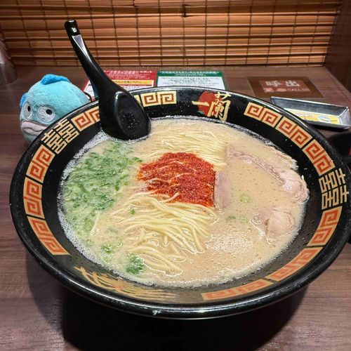 人生初の一蘭。ドキドキ。神妙な面持ち。