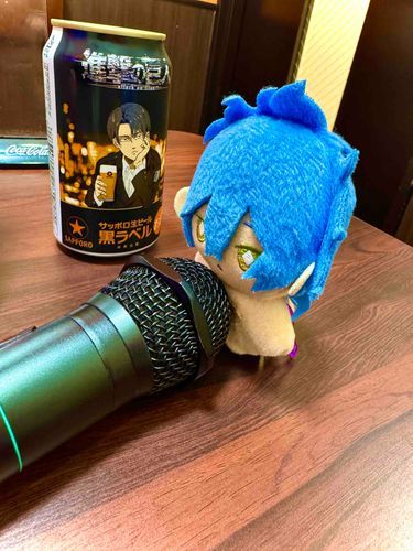 兵長に見守られながらカラオケ中のイデア氏です♪