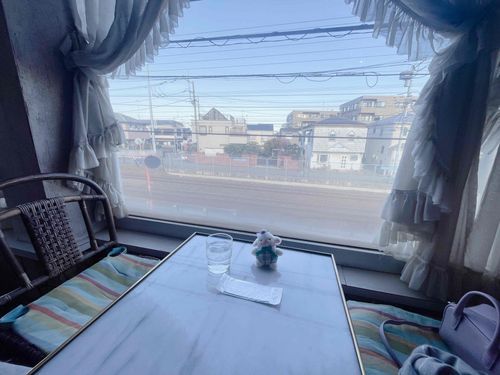 ここはレトロな喫茶店アマンデン 窓の外では電車が走ってたよ🚃