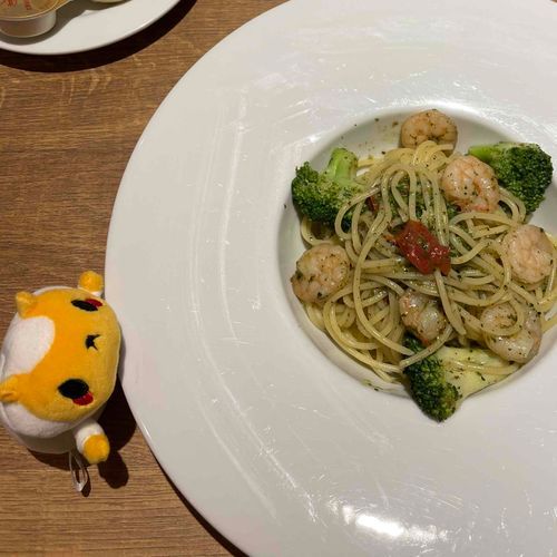 お皿が大きいの！
パスタまで届かないの…