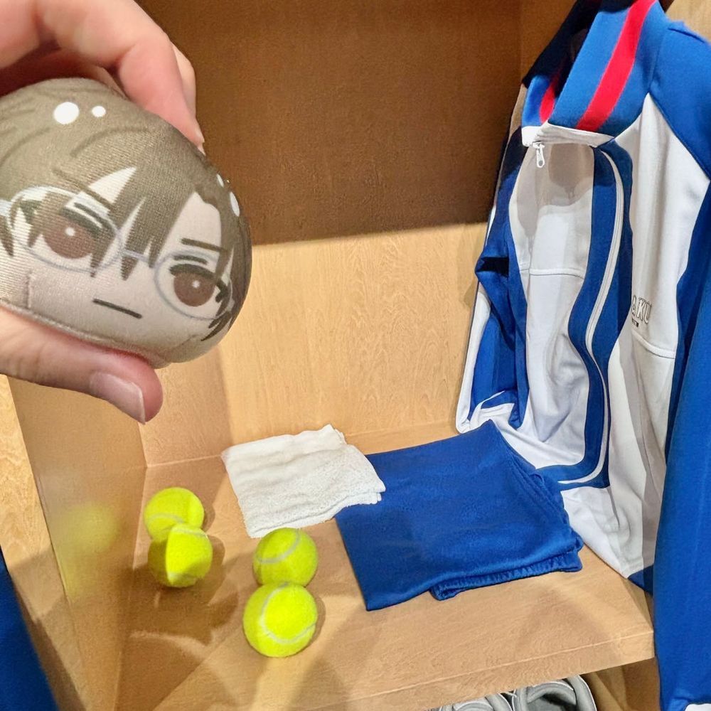 む。