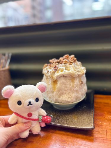 ぶるーちーずとぺっぱーの効いた新感覚かき氷をいただいたの。新しい"美味しい"を見つけたゎよ…✨