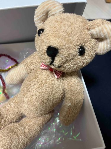 我が家にくまが到着しました
名前は"あめちゃん"
BASE.の「arigato」さんからお迎えしました。