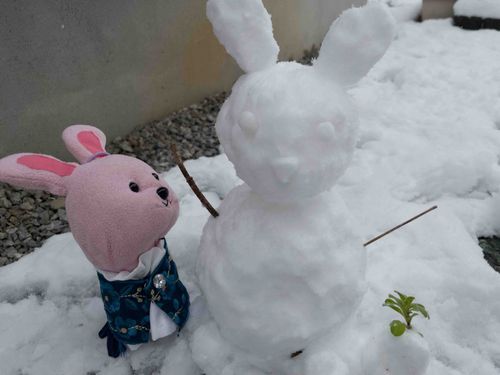 うさぎの ゆきだるまさん。
お鼻が うさとおそろいで
さんかく なのが ポイント だよ！