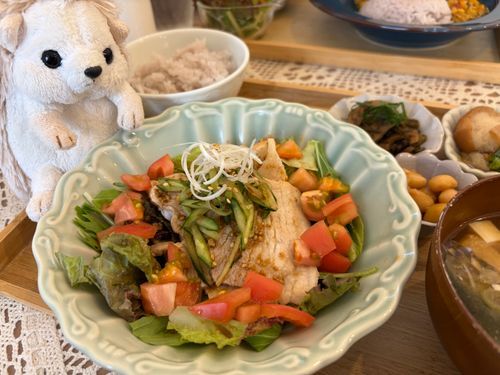 豚しゃぶサラダランチ。
豚肉がしっとり柔らかくて美味しかったよ〜💕
副菜も色々あって、ヘルシーなランチ。健康になった気がする🦔✨