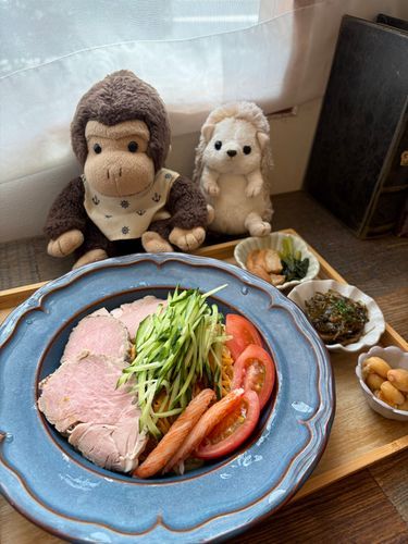 焼豚がどーんと乗った冷やし中華を食べてきたよ☀️
甘めのゴマだれでね、干し椎茸甘煮ものっていて、とっても美味しかったよー