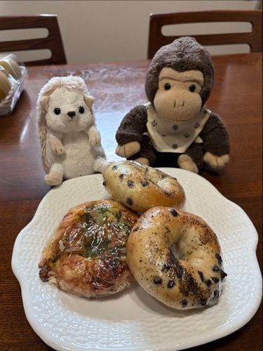 甘い系としょっぱい系のベーグルを買ってきたよ🥯
アールグレイとチョコ、バジルとチーズだよ。
あご疲れるけど、ベーグルたまに食べたくなるね🤭