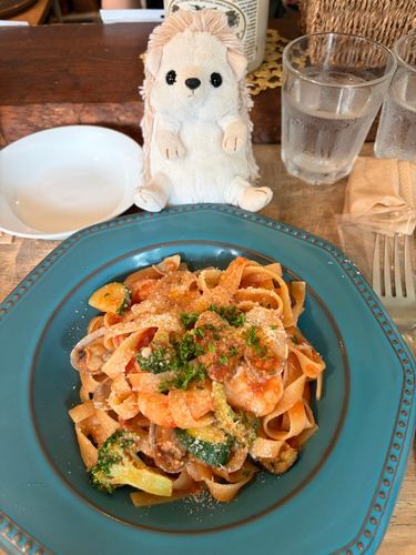 パスタのお皿の上に足乗せちゃって、お行儀悪くなっちゃった💦
あさりとえびのトマトソース美味しかったよ😄トマトソースが飛ばないように慎重に食べたよー。