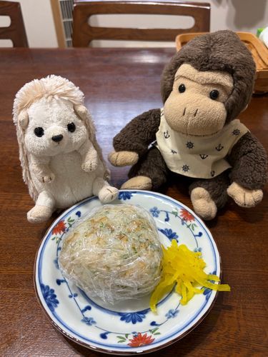 おやつに大きなおにぎり🍙をパパに作ったよ。揚げ玉と青のり入りだよー