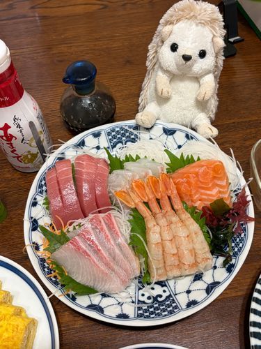 夕ごはんは、手巻き寿司だったよ🐟甘いお醤油で食べてるよー。