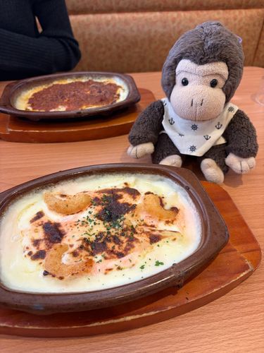 えびグラタンとほうれん草ソテーを食べたよ💕
熱々で出てくるのが嬉しいね。
ハリちゃんはお留守番でいじけてたよ。