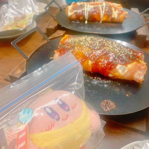 毎年行ってるお好み焼き屋さんでご飯ぽよ〜
美味しいもの食べたけどおなかいっぱいで苦しいぽよ😭😭