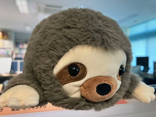 研究室で持ち主の姿勢を気にかけてくれる子