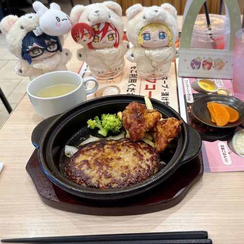 アニカフェキッチンカーに行ってきました🚚
ドリンクホルダーのデザインがかわいい♡
お昼ごはんも美味しかった😋