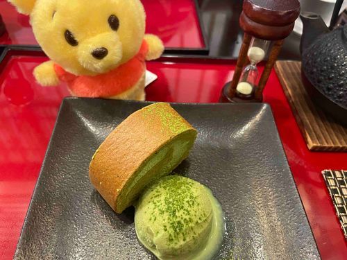 ぷぷたです🍯
まっちゃのろーるけーきとあいすをたべたよ！
ぼくにはちょっとにがかった´ .  ̫ . `