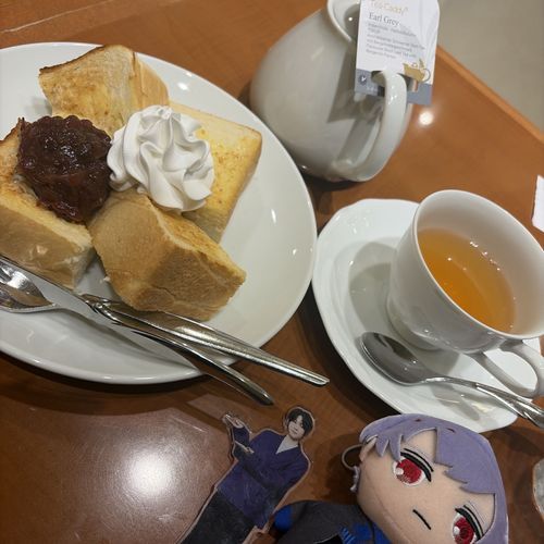 あまりにも美味しかったのでひっくり返っているぬいみさんと美味しかった小倉あんトースト