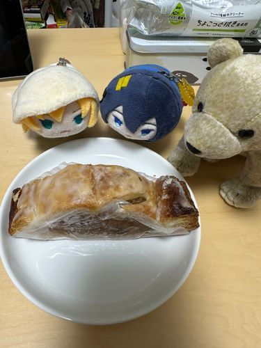 あっぷるしゅとるーでる？とかいうたべものゃ。おそいおやつていってたけど、そろそろばんごはんゃ。あるじだいじょうぶか？