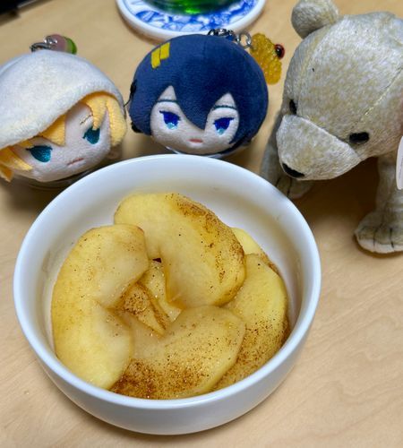 あるじがばらばらやきりんごとやらをつくったゃ。いいにおいゃ。