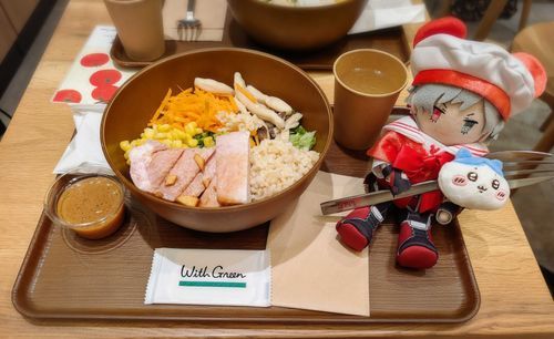 ローストポークが乗ったサラダを食った。