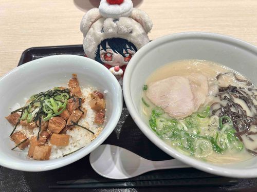 らーめん。
よくばってごはんもつけたみたい。