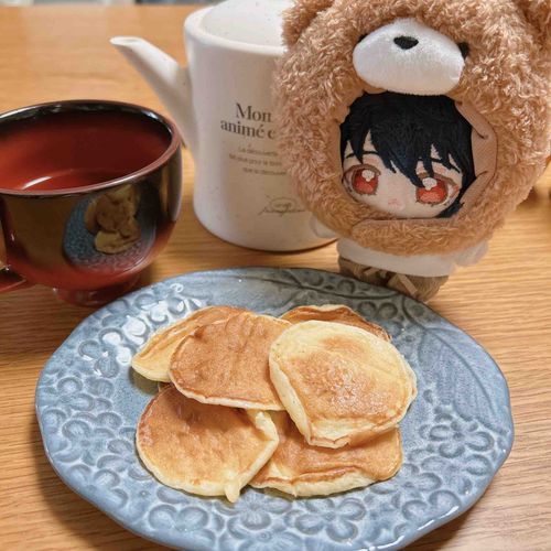 ちっちゃいぱんけーきやいてもらったの。
はちみつたっぷりかけて、だいすきなこうちゃといっしょにたべたよ……♪