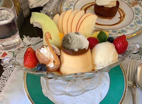 ぷりんあらも〜どに横たわるおまめ💭まるでどこかの国の王さまみたいだね👑
※合成

やまのうえホテルというところ
2月くらいから工事👷するんだって
いきたい子達は急いで飼い主に連れてってもらうんだ！