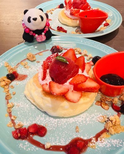 デザートはイチゴのパンケーキだよ🥞🍓