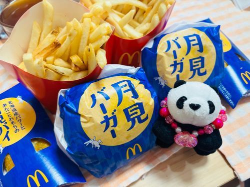 月見バーガーだ〜！
月見パイもおいしかったよ🍔