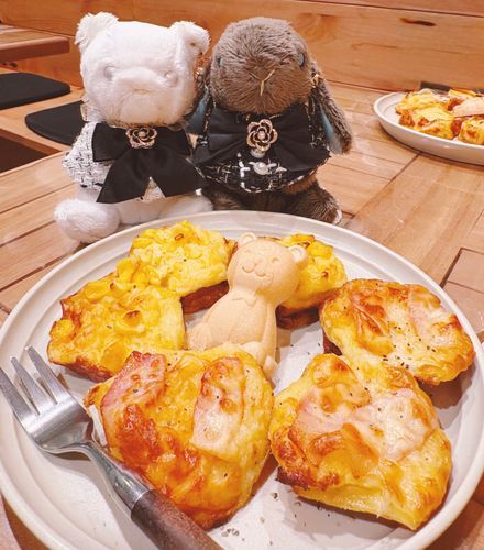 ベーコンとマヨコーンのフレンチトーストを食べたよ

▼ことうさが コーン(好物)と くまモチーフ(好き)を じっと見つめている……