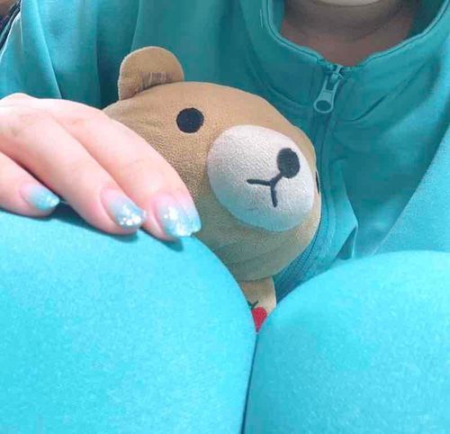 お部屋でまったりするちー♡ご主人全身ブルーだちー。くまちーは全身茶色だちー。