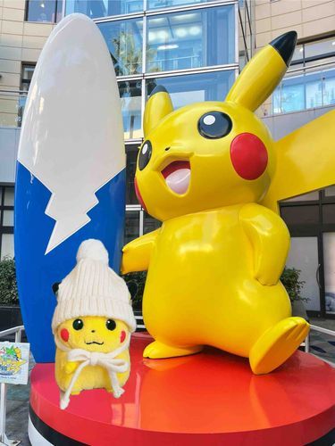 初めての　お出かけ③

ポケモンセンターのお外には
おっきいピカちゃんがいたの！
なみのりさん　だね🏄‍♂️🌊