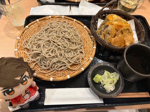本日の、夜ご飯は駅地下の蕎麦屋さんにいきました♪
久しぶりに冷たいそば食べたのですが、すごーく美味しかったです😌
