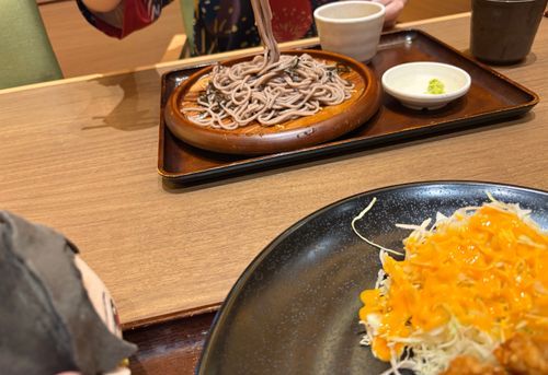 ざるそばおいしそうだな〜っと見つめているかしゅうくんの図