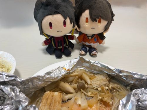 今日の夜ご飯はサーモンのホイル焼きです‼️隠し味はブラックペッパーです！

きのこ入れすぎて食べきれなかったので三等分してかしゅうくんとむつのかみくんと一緒にサーモンときのこ食べました🥰🐟🥰