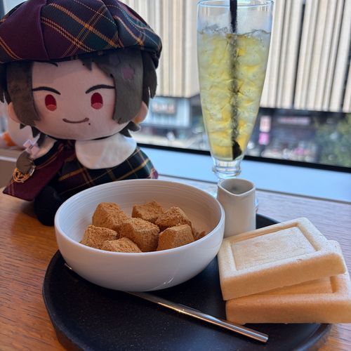 あるじ！きょうもつかれたね
つめたいおちゃとわらびもちたべてあしたもがんばろうね😊