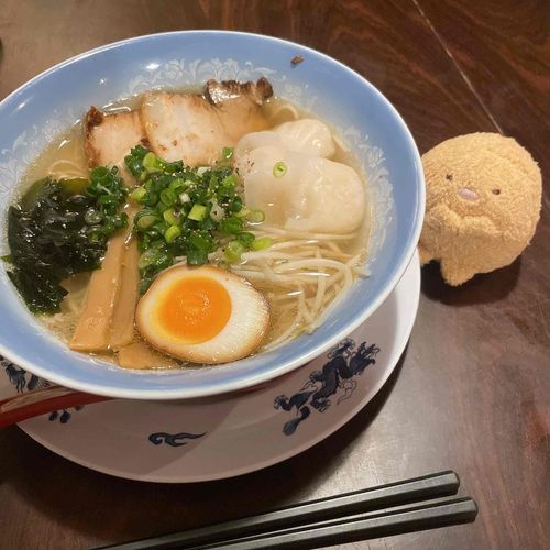 しおらーめんをあびるひとをみる とんかつさん