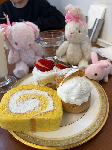 もこうさ子だよ！こんにちは😃
こんげつ、おにいちゃんがまだはるやすみだたときに、やまぐちけんへいてきたよ👍
そのときに、おとまりするりょかんのちかくでたべた、けきとしゅくりーむとろるけき❣️おかあさんよくばり🤣
ここちゃんがはやくたべたくて、おさらをかじてたよ💦
どれもうまうまでした😊
