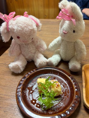 うさ子だよー！
おとなのおこさまらんちのあと、でざともたべたんだ🌟
でも、でも・・・ちちゃい。
ちちゃーい‼️😫😫しょぼんとしたかおの、うさ子でした😅

おきいでざとたべたいの😢