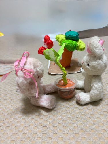 おへやにて。
おにいちゃんがつくた、うえきばちのおはなと、き🌳だよ！

おはなきれいだたから、もこうさ子もながめてたよー🐰🎀🐰