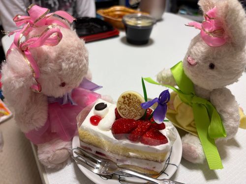 こどものひ、だよー。

けきをかてもらたの🍰🎏
うさ子は、けきのこいのぼりさんと、おめめがあてしまたよ✨👀
🎏「たべちゃうの？」
🐰『う、うん。ごめんね💦』

おいしくいただきました😂