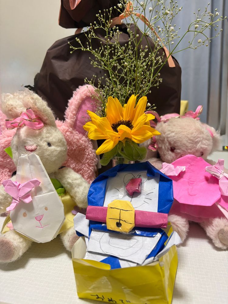 5/15は、おかあさんのおたんじょうびだたのー‼️
おにいちゃんか、つくた、ドラえもん🥳ひまわりさんもかわいかた🌻✨
おにいちゃんがね、おりがみで、もこうさ子もつくてくれたの🐰🎀🐰それで、おかあさんにぷれぜんとしてたよ☺️
おめでと。おかあさんずーとだいすき。ずーとずーといしょだよ。