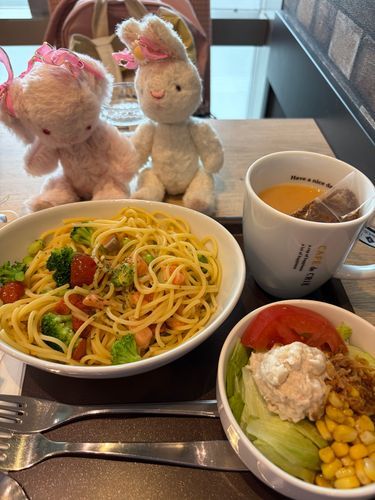 みんなー！こんにちは😊
またまたひさしぶりになてしまた💦

おしゃしんは、ちょとまえに、おかあさんとびょういんいて、かえりのおひるごはん。

さいきんまいにちあつあつだね🥵
🐰はあついのにがてだから、しんどいよ〜🥲
おみずのんだり、ひやりするところですごしたりして、ゆくりすごそうね😵‍💫😵‍💫