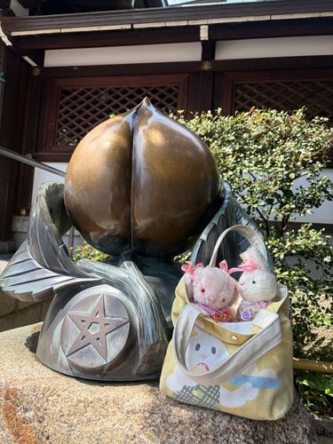 おおきな🍑さんと、⭐️さん。

おおきな🍑さんだたなぁ。
おかあさんは、このももさんをなでなでしてたよ😁✨なでるといいことあるのかな？⛩️🙇‍♀️