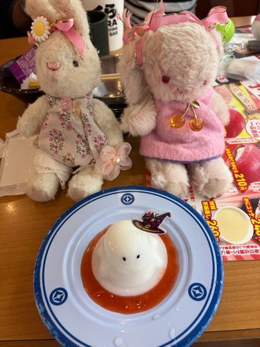 もこだよ〜。はろいん！🎃
このまえのおひる、くらずしさんいたのよー🍣🍣🐰🎀
おかあさんが、ぷるぷるゆれる👻さんをちゅうもんしてたから、いしょにおしゃしん📷✨

👻さんに、ちょとどきどきしちゃて、へんなほうこうみちゃた〜😂💦