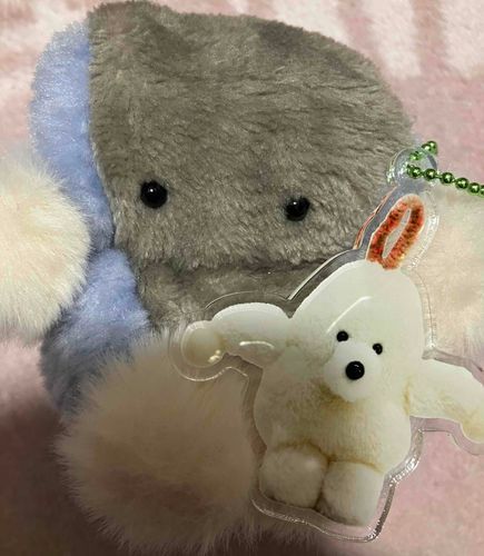 🖥️こーんにーちはー！！
ぼくはいま ぱわーを ちゃーじしてます！
ぱわーぜんかいで こーんにーちはーするための じゅうでんです！
あ、これは ぱわーおまもりさんです。
