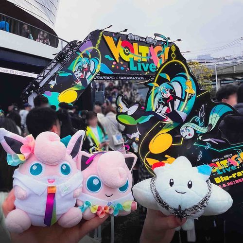 「ポケミクのライブに行ってきたよ！！すごかった〜！」「ライブに合わせて新しいお洋服も作ってもらったプリ〜」

お友達のみちびきくんも一緒に！
ライブ中相棒と一緒に観覧してる方たくさんいて嬉しかった🥰
