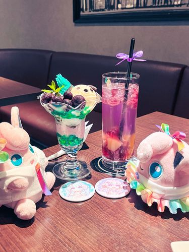 「声優さんたちのコラボBARの写真！缶バッチの絵はトレーナーが描いたやつなんだって！」「メニューかわいいぷり〜」