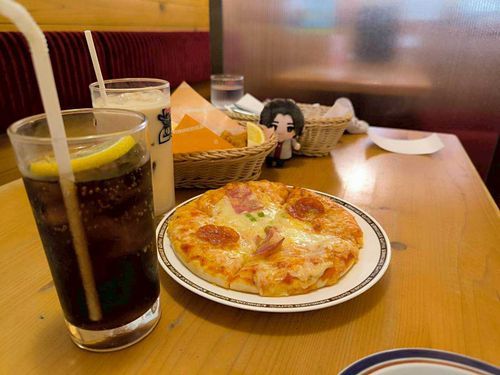 とある喫茶店での1枚。
ピザを初めてみたそらとは、
興味津々のように見えました。
